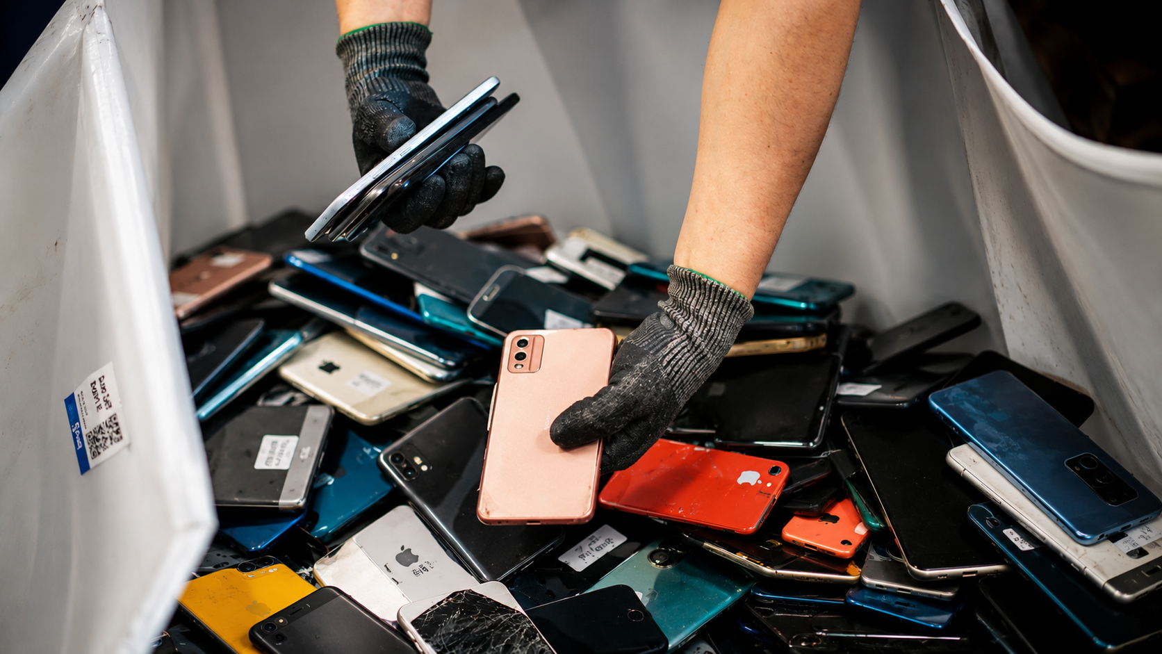 Mobile phone recycling station